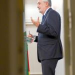 El presidente andaluz, José Antonio Griñán, ayer, durante la rueda de Prensa posterior a la Conferencia de Presidentes