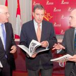 Los consejeros Tomás Villanueva y Juan José Mateos, y el presidente de la Fundación Endesa, Rafael Miranda, ojean «Proto-Innovadores»