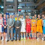 Borja Prado, presidente de Endesa, al lado de Rudy Fernández. Juan Carlos Navarro cierra el grupo por la derecha