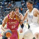 MIROTIC intenta defender la penetración de English. El Real Madrid derrotó sin demasiados problemas al Cajasol en el Palacio