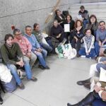 Miembros del comité de empresa del Ayuntamiento están concentrados desde el miércoles en la Casa de la Cultura en protesta por los despidos aprobados por el PSOE