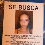 La familia ha colgado carteles para buscar pistas