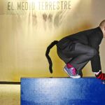 Lara, disfrazado de felino, es el culpable de esta extraña batidora de sonidos