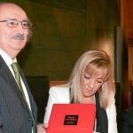 Antonio Colinas lee la Constitución, ante Isabel Carrasco y Emilio Gutiérrez.