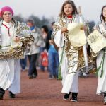 Tres chicas acuden a la Eucaristía