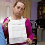 Mercedes muestra la denuncia contra los menores que abusaron de su hija