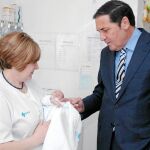 Sáez Aguado durante una visita a la sala de Pediatría en Palencia