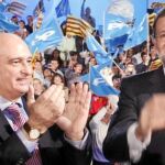 El «número uno» al Congreso, Jorge Fernández, y Mariano Rajoy, ayer en el mitin de Hospitalet de Nord