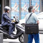 El juez de la Audiencia Nacional, Santiago Pedraz, sale en moto del tribunal
