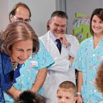 La reina charla con algunos niños ingresados en el hospital La Fe