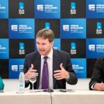 El alcalde de Burgos, Javier Lacalle, junto a la responsable de la Obra Social de Caja de Burgos, Rosa Pérez, y el presidente del Instituto Municipal de Cultura, Fernando Gómez