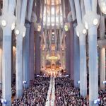 La incesante lluvia no evitó que centenares de fieles acudieran a la misa de conmemoración de la visita de Benedicto XVI. La sociedad civil catalana celebró el acto litúrgico junto a anónimos y voluntarios que el año pasado vivieron de cerca la visita del