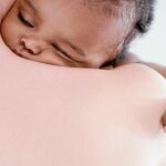 Las personas de más de 50 años no podrán adoptar bebés