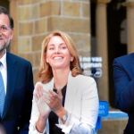 Rajoy, junto a la presidenta del Parlamento vasco, Arantza Quiroga, y el líder del PP vasco, Antonio Basagoiti