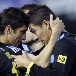 El defensa mejicano del RCD Espanyol, Héctor Moreno (d), celebra su gol, el primero de su equipo, frente al Valencia CF