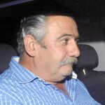 Simón Alcaraz saliendo del Consistorio hacia los calabozos