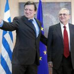 El presidente de la Comisión Europea, Durao Barroso, con el primer ministro griego, Lucas Papademos, tras su reunión en Bruselas