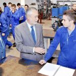 El presidente andaluz visitó ayer un centro de formación profesional en Sevilla