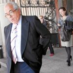 El doctor imputado, Carlos Morín, ayer, a su salida de la Audiencia de Barcelona