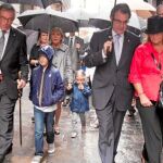Trias y Mas se protegen de la lluvia que obligó a cancelar el ball de gegants y la mañana castellera
