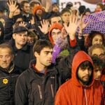 El partido de Rosa Díez tuvo que compartir «su» espacio con los «indignados», que gritaron sus consignas y ocuparon la plaza a sus anchas