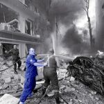Servicios de emergencia en el lugar del atentado que acabó con la vida del general Wisam Hasan en Beirut