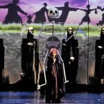 Escena de «Perséfone», con Àngels Gonyalons rodeada de esqueletos y una danza de la muerte al fondo
