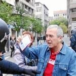 El diputado de Amaiur Sabino Cuadra muestra a los agentes su condición de aforado