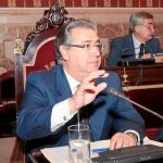 Zoido retoma la iniciativa con un plan director de economía y empleo para septiembre