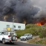 Dos helicópteros dejan La Palma y van a La Gomera al complicarse el incendio