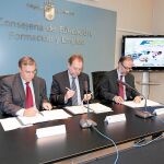 Sotoca, en la firma con los responsables de Estrella de Levante y Repsol