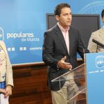 Inmaculada González, Teodoro García y José Miguel Luengo, en la presentación de la comisión