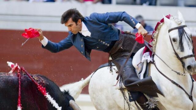 Sergio Galán clava una rosa, ayer, en Vitoria