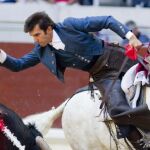 Sergio Galán clava una rosa, ayer, en Vitoria