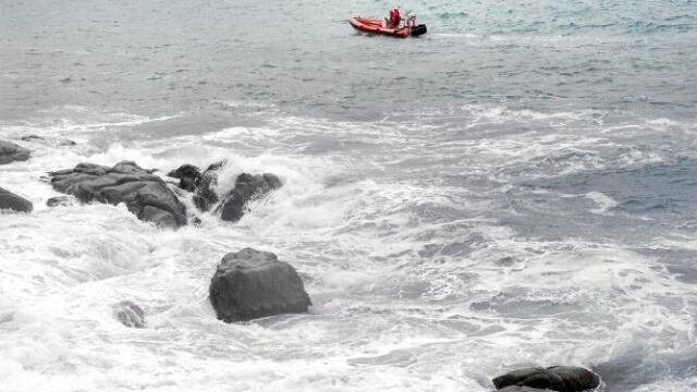 Equipos de salvamento buscando ayer al desaparecido en Roses