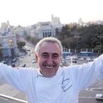 El restaurador, Adolfo Muñoz, ha bautizado una mesa como «Antonio López» por la vista que tiene del atardecer sobre la Gran Vía