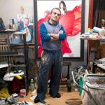 El pintor Gonzalo Goytisolo en su estudio ante su último cuadro