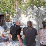 Decenas de indignados apoyaron a las familias que «okuparon» de forma ilegal el inmueble del barrio de Verdum