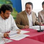 Gómez flanqueado por Salcedo (izq), director del Festival Internacional de Títeres, y Lorca, director general de Industrias Culturales