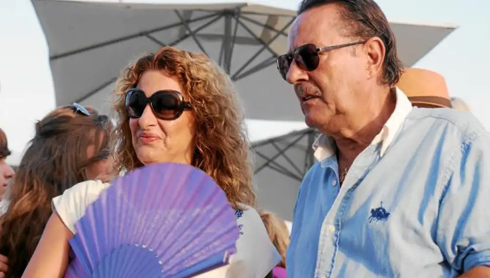 Muñoz, junto a su actual pareja, Karina Pau