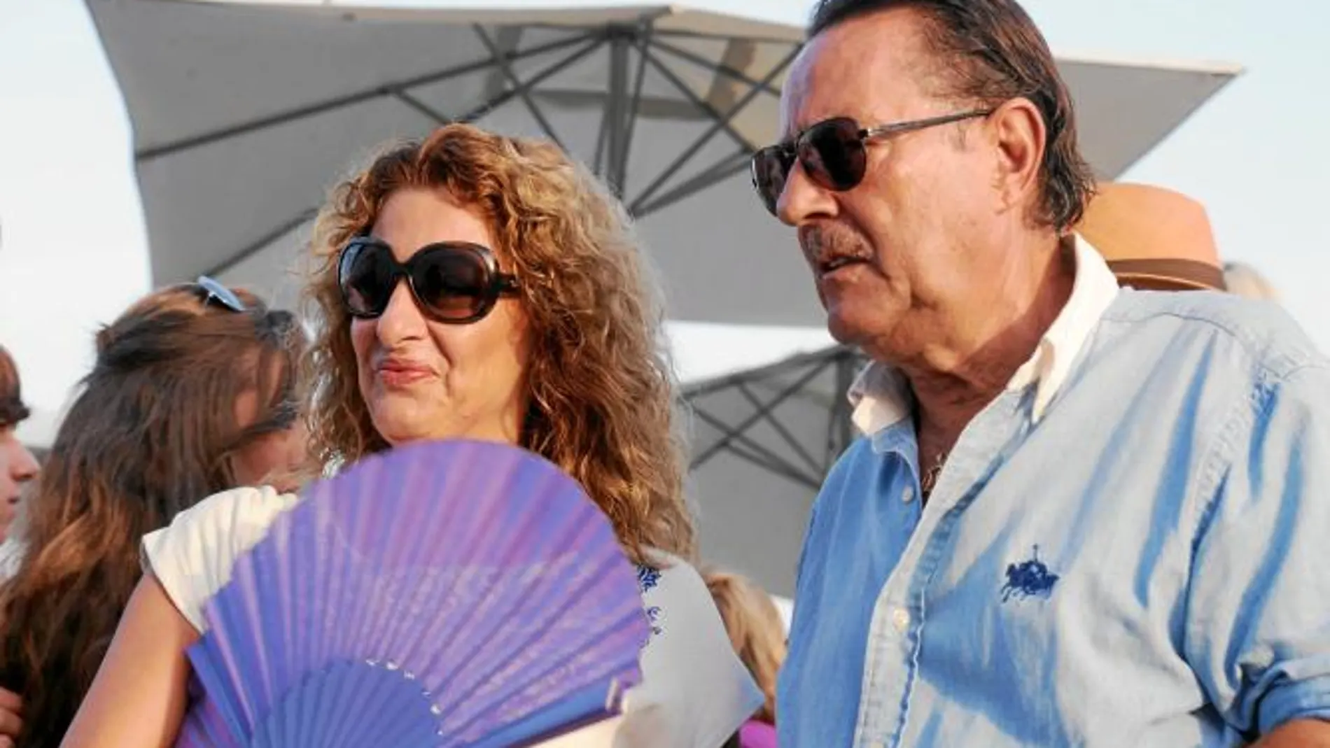 Muñoz, junto a su actual pareja, Karina Pau
