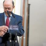 Rubalcaba mira ayer elreloj en su comparecencia ante los medios en el Congreso de los Diputados
