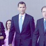 Los Príncipes y el presidente de Castilla y León, Juan Vicente Herrera, antes de iniciar la presentación de la Fundación.