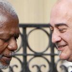 El ex secretario general de la ONU Kofi Annan, con el diputado general de Guipúzcoa, Martin Garitano, en San Sebastián
