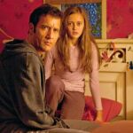 Clive Owen y Ella Purnell, en una escena de «Intruders»