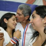 Norman Quijano, junto a su familia, en un acto electoral