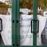 Los funcionarios de Parla se han encerrado en dependencias municipales y se han manifestado en varias ocasiones, pero no han podido evitar el despido de 110 compañeros
