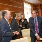 Los consejeros de Sanidad y de Hacienda, Antonio María Sáez y Pilar del Olmo, junto a José Luis Díaz Villarig y otros dirigentes del CESM