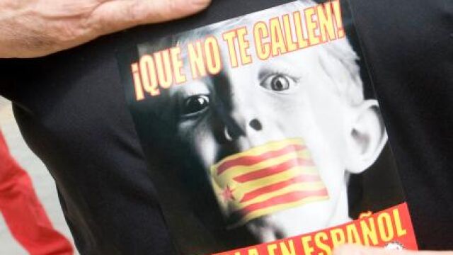 La legislación del Gobierno catalán condena la utilización del castellano en los rótulos de los comercios y limita el aprendizaje del mismo
