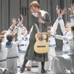 Silvia Luchetti, como María, rodeada de los hijos del capitán Von Trapp